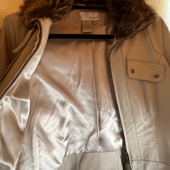 Vintage Spiegel Size 8 winter white leather coat with fur trim. - Picture 4 of 5